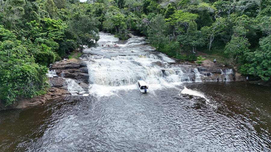 Cachoeira do Tremembé vista de cima, com lancha chegando