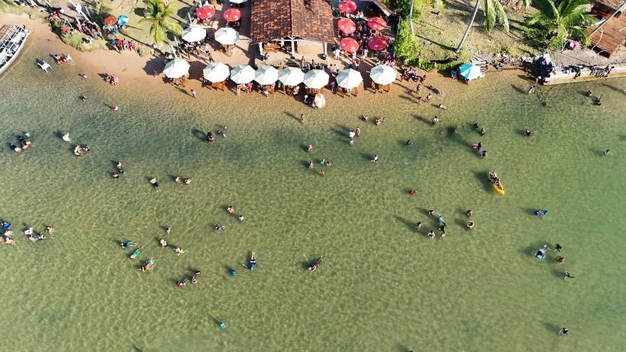 Piscinas naturais na maré baixa com banhistas