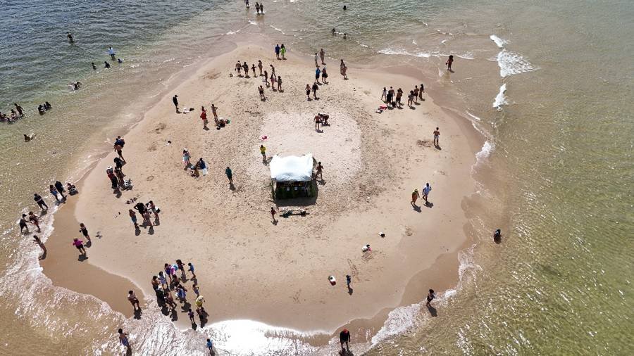 Banco de areia no meio da Baía de Camamu na maré baixa