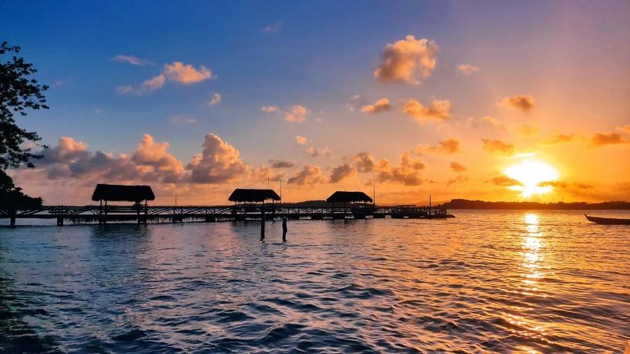 Pôr do sol na Baía de Camamu com barcos