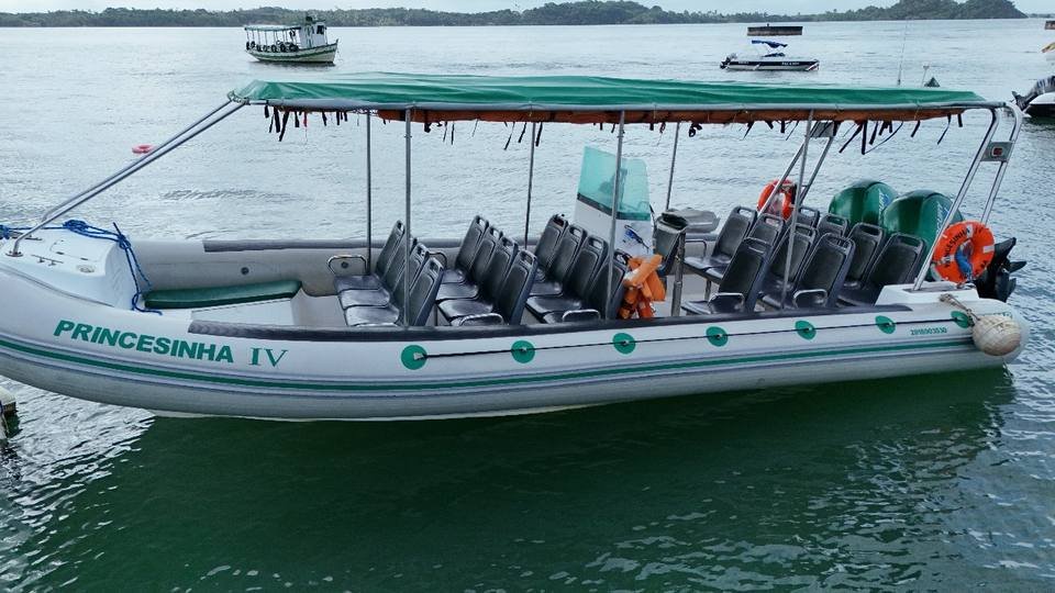 Lancha Princesinha IV atracada na Baía de Camamu