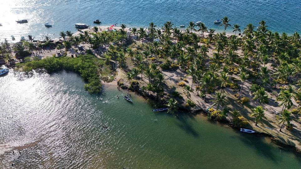 Praia com barcos e coqueiros na Península de Maraú